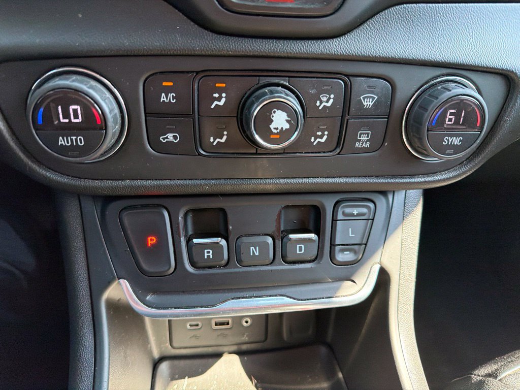 Used 2020 GMC Terrain SLE w/ Driver Convenience Package FWD image 4