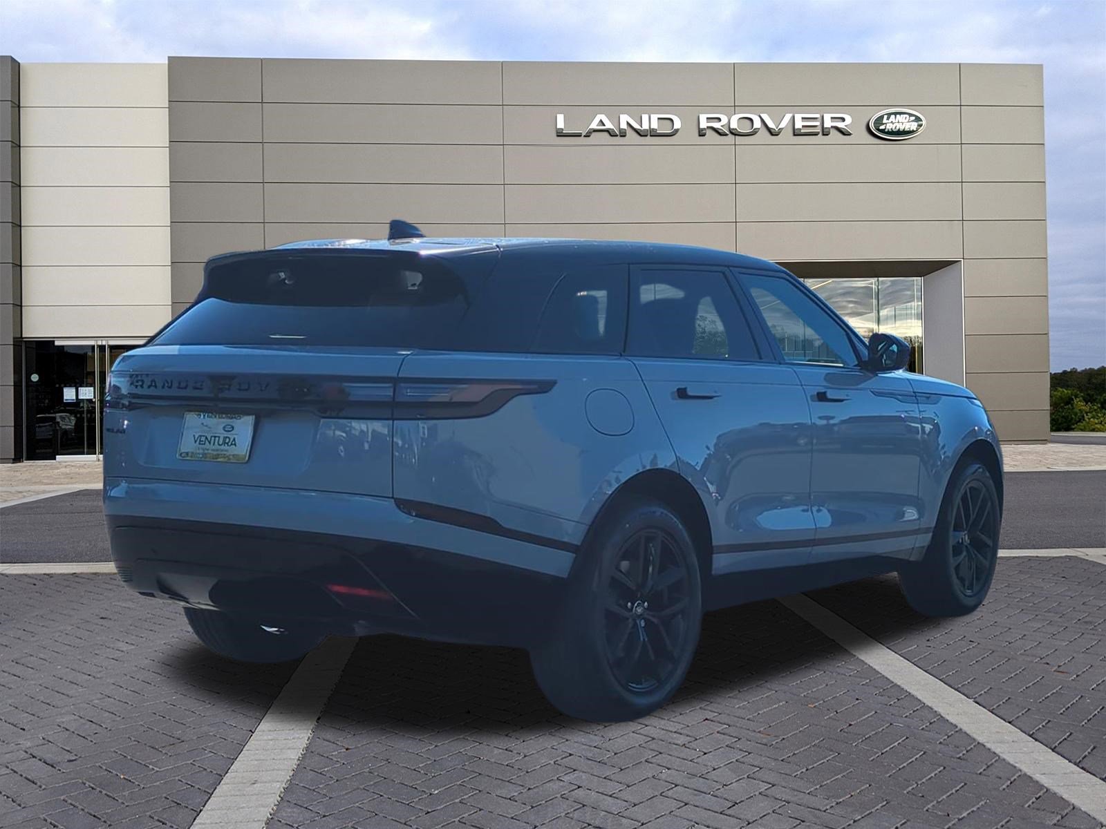 New 2025 Land Rover Range Rover Velar Dynamic SE image 4