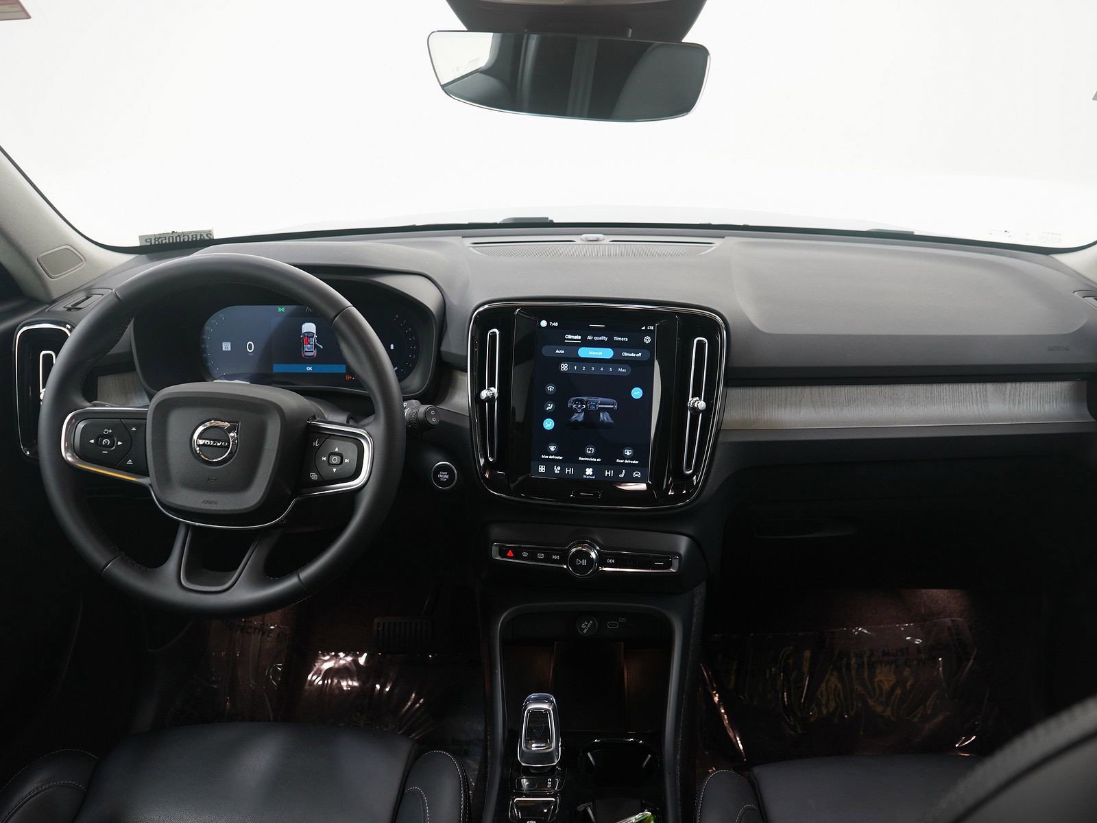 Used 2025 Volvo XC40 B5 Plus image 14