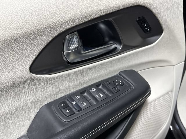 Used 2024 Chrysler Pacifica Touring-L FWD image 20