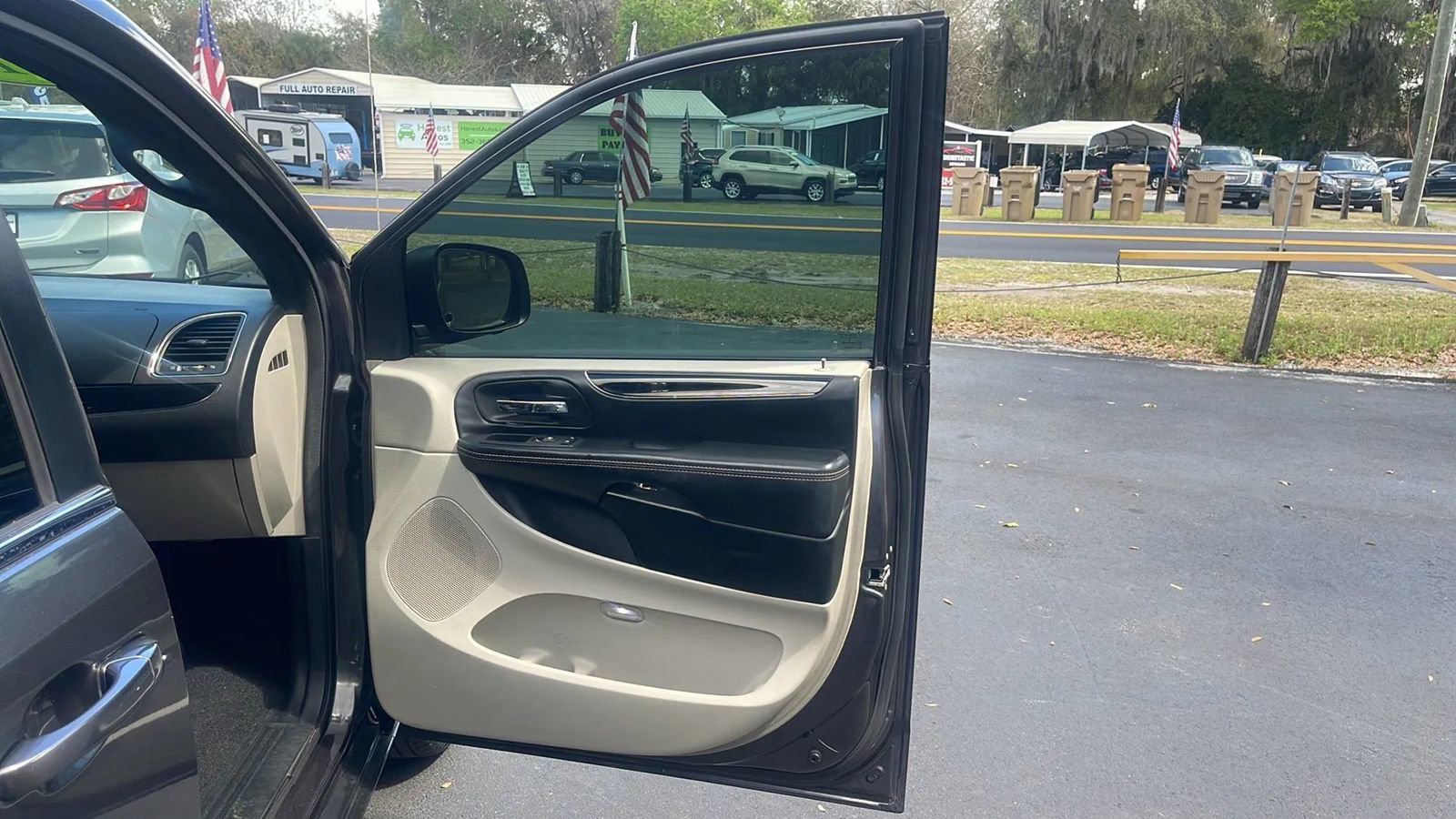 Used 2018 Dodge Grand Caravan SXT image 13