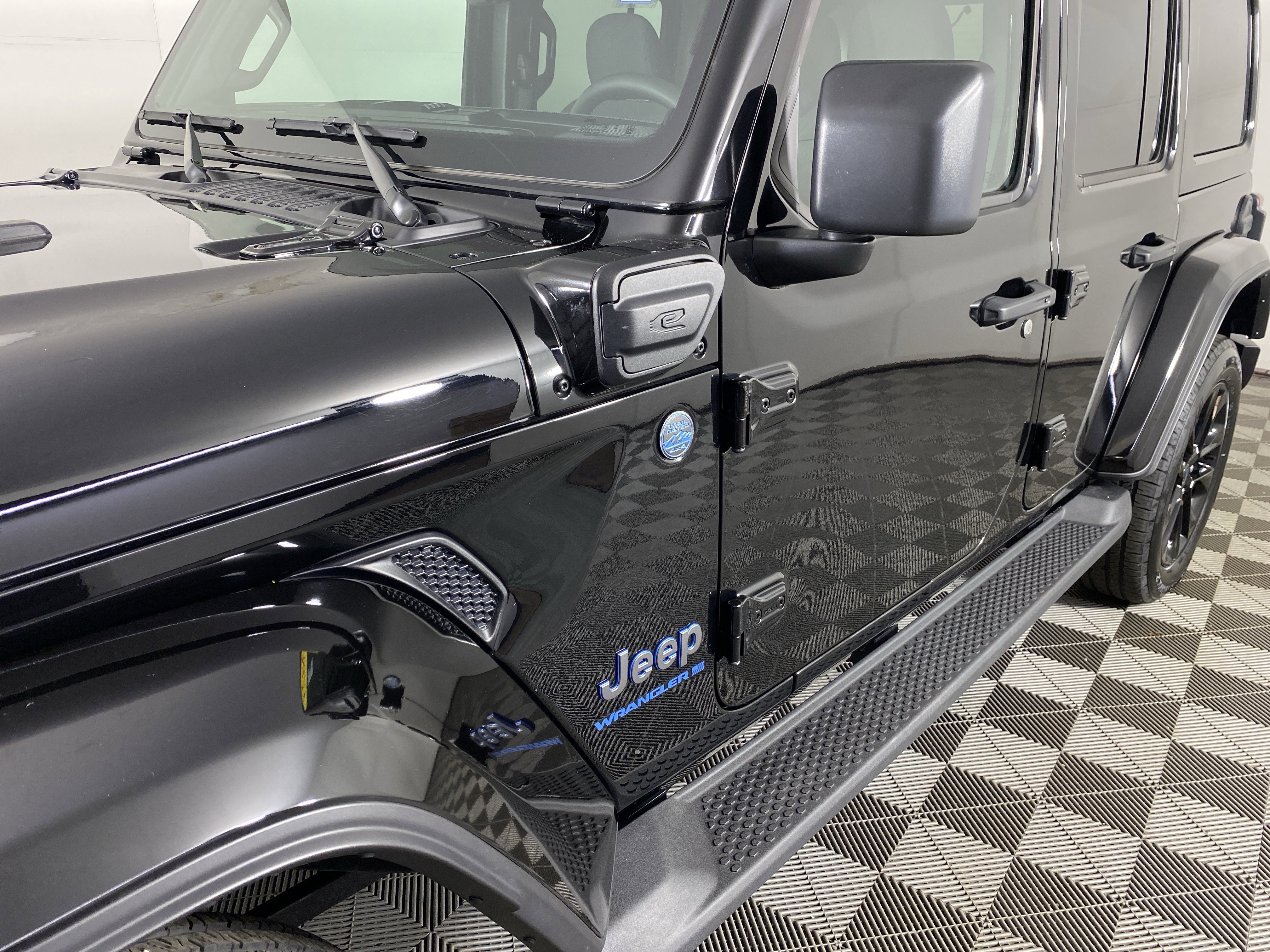 Used 2025 Jeep Wrangler Sahara AWD/4WD image 11