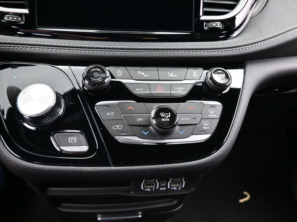 Used 2025 Chrysler Pacifica Select image 19
