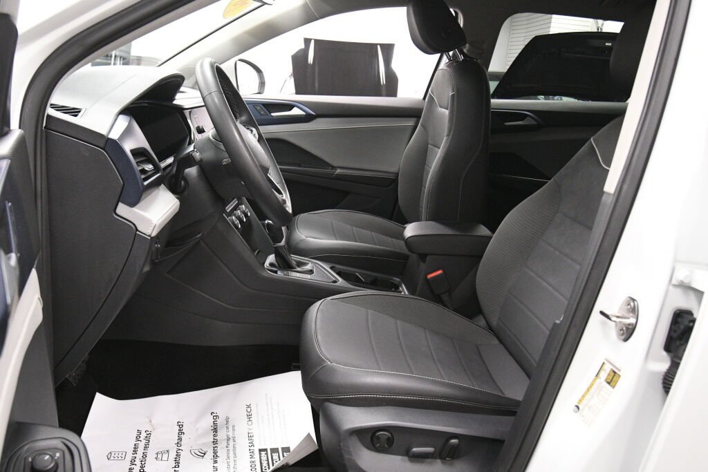Used 2024 Volkswagen Taos SE FWD image 9