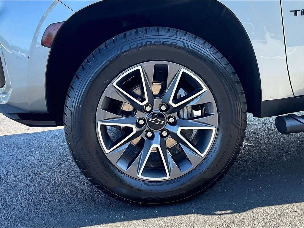 Used 2024 Chevrolet Tahoe Z71 w/ Luxury Package AWD/4WD image 7