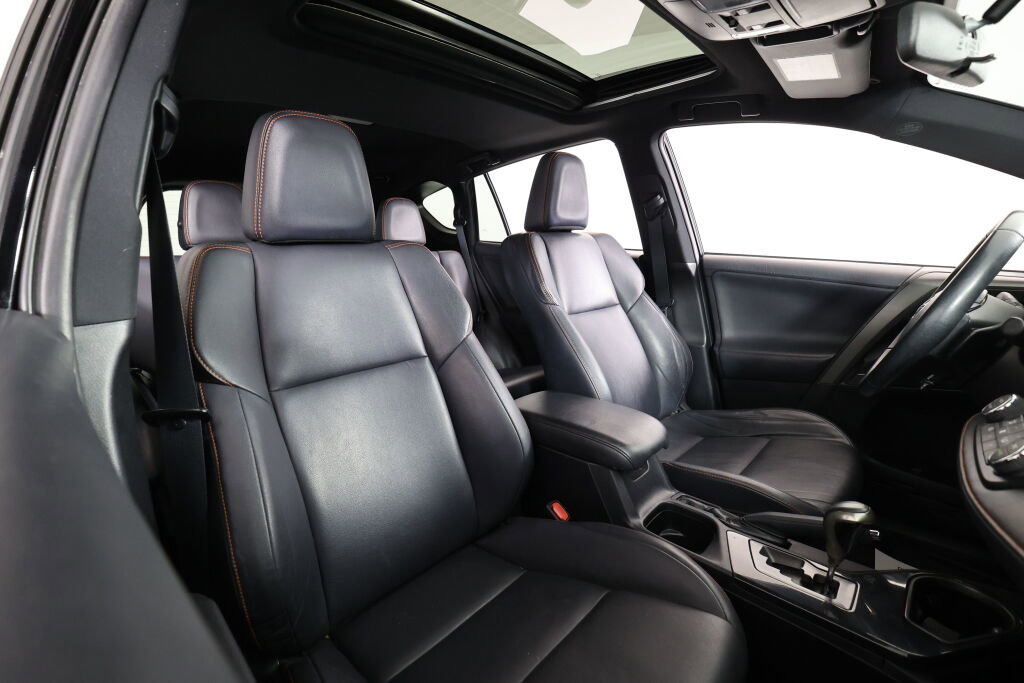Used 2016 Toyota RAV4 SE image 25