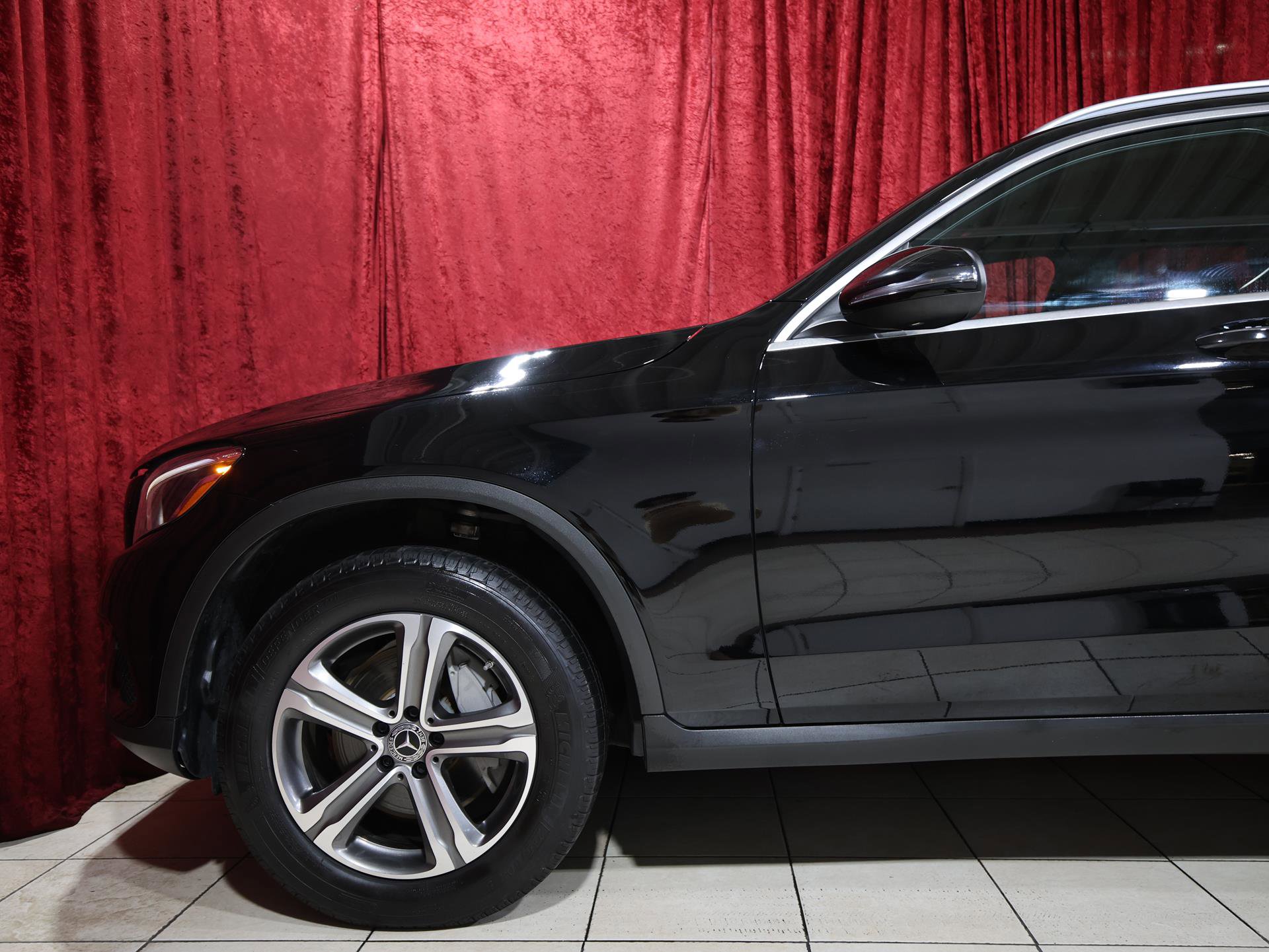 Used 2019 Mercedes-Benz GLC 300 4MATIC w/ Premium Package image 5