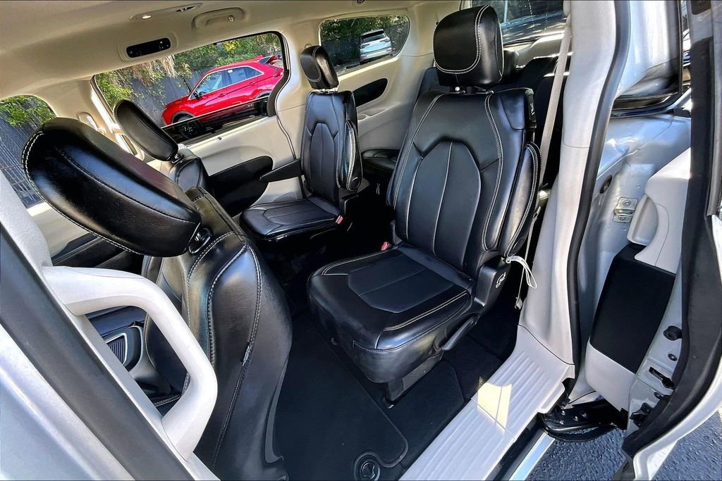 Used 2024 Chrysler Pacifica Touring-L image 20