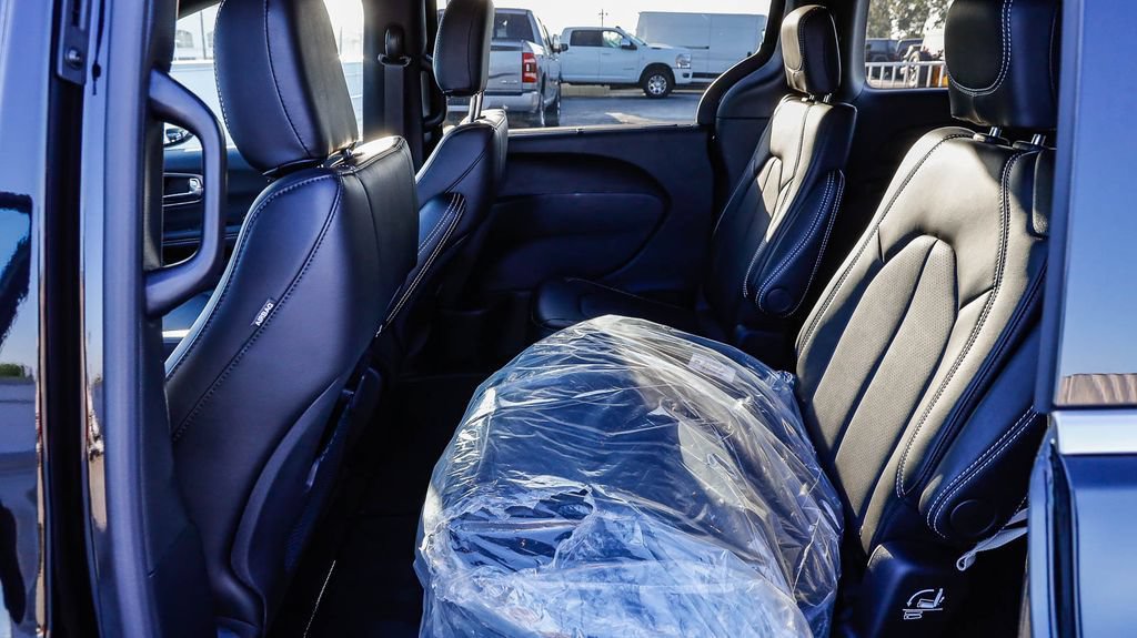 New 2027 Chrysler Pacifica Select FWD image 22