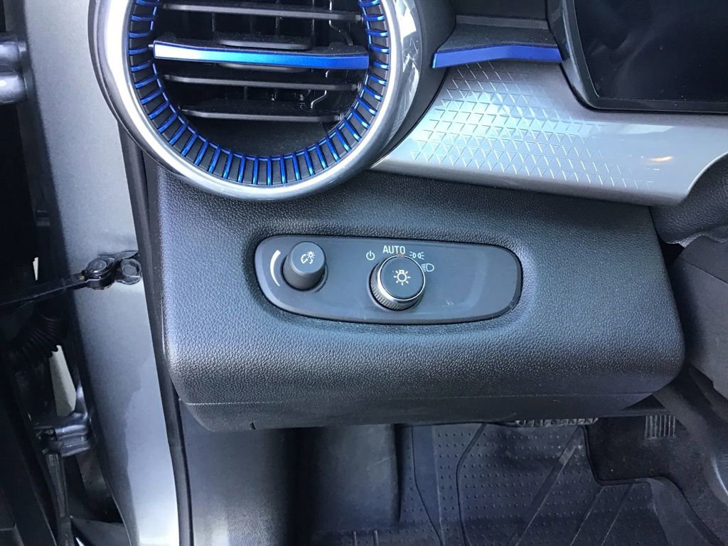 Used 2025 Chevrolet Trax LT w/ LT Convenience Package image 17