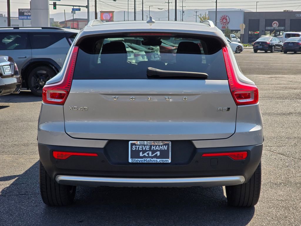 Used 2023 Volvo XC40 B5 Plus image 4