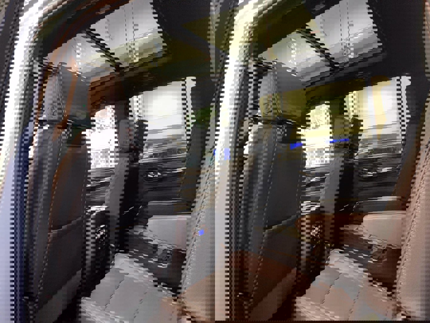 Used 2024 GMC Yukon XL Denali w/ Advanced Technology Package image 18