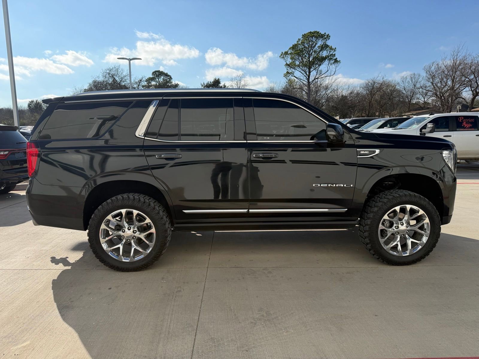 Used 2022 GMC Yukon Denali w/ Denali Premium Package image 5