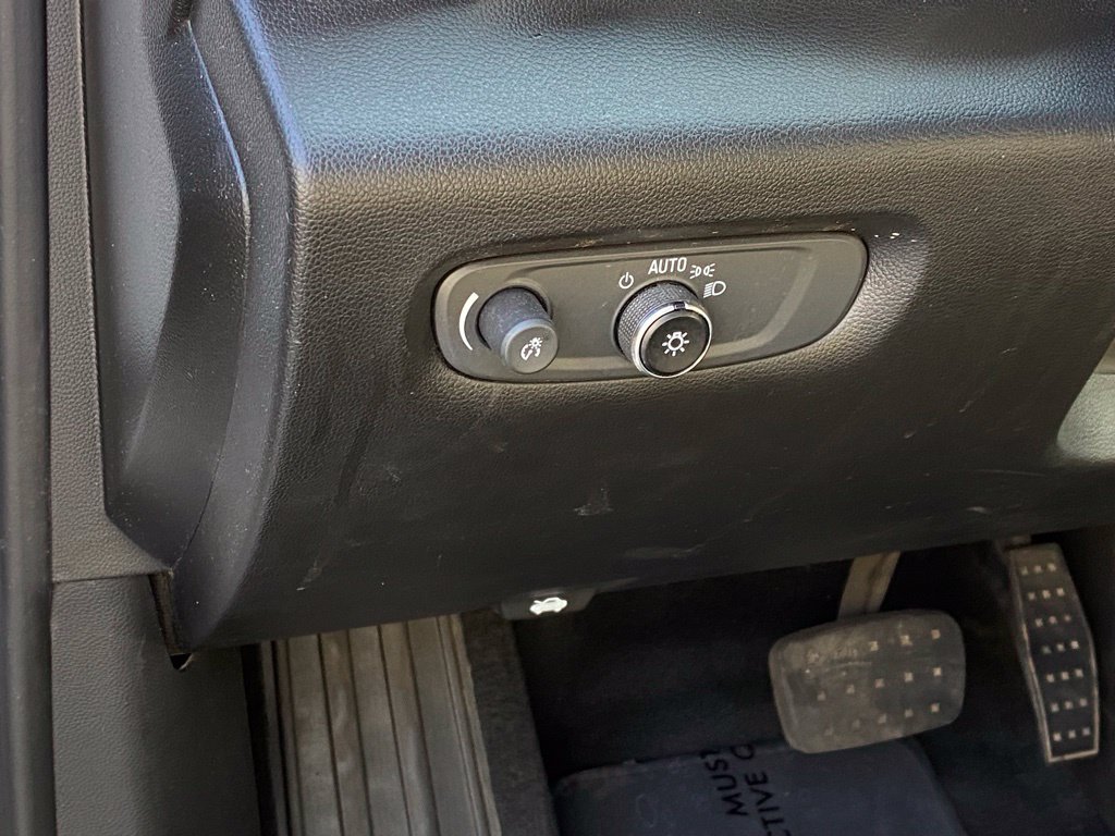 Used 2023 Chevrolet Traverse LT w/ Rear Camera Mirror Package FWD image 12