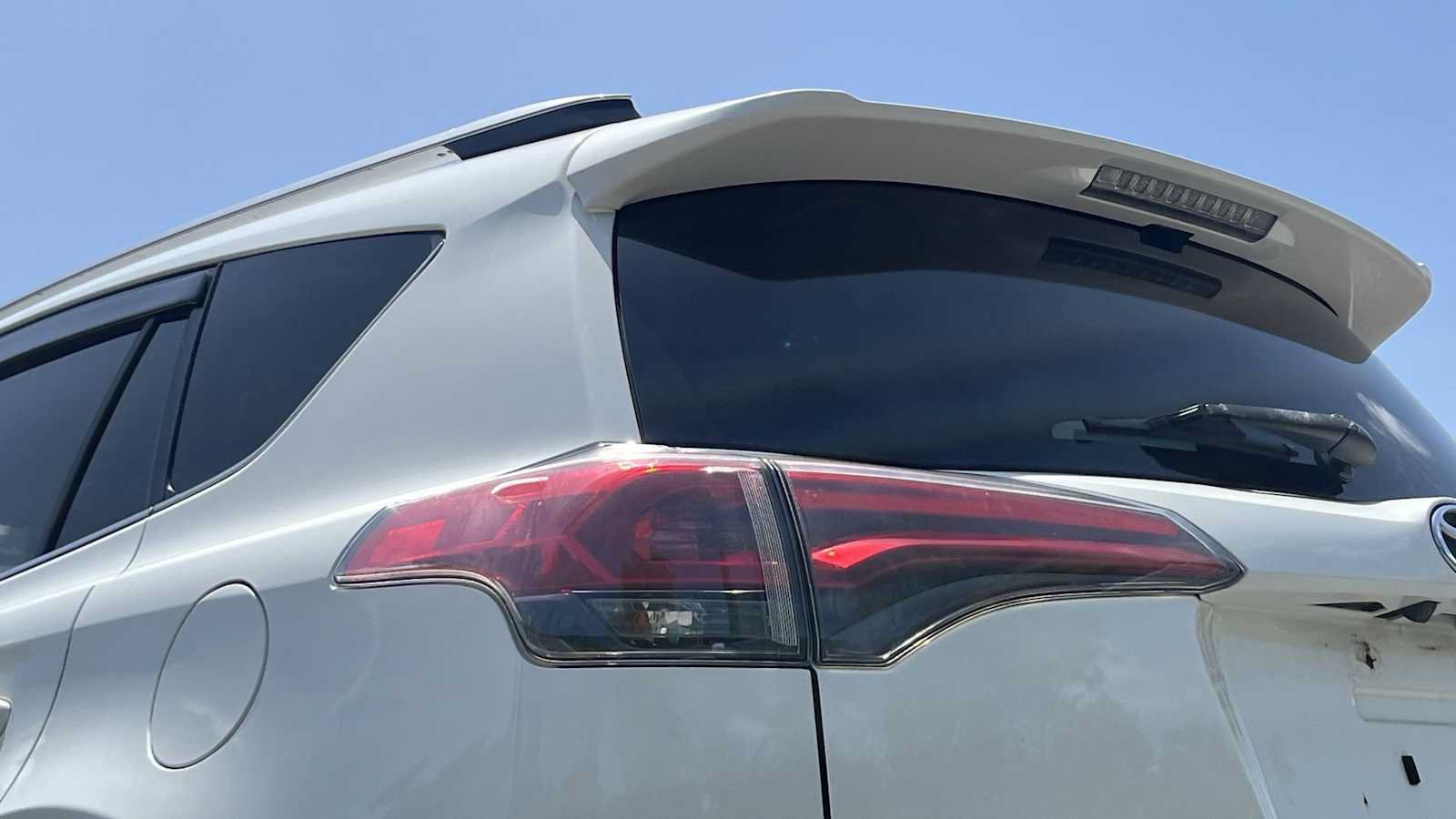 Used 2017 Toyota RAV4 LE AWD/4WD image 18