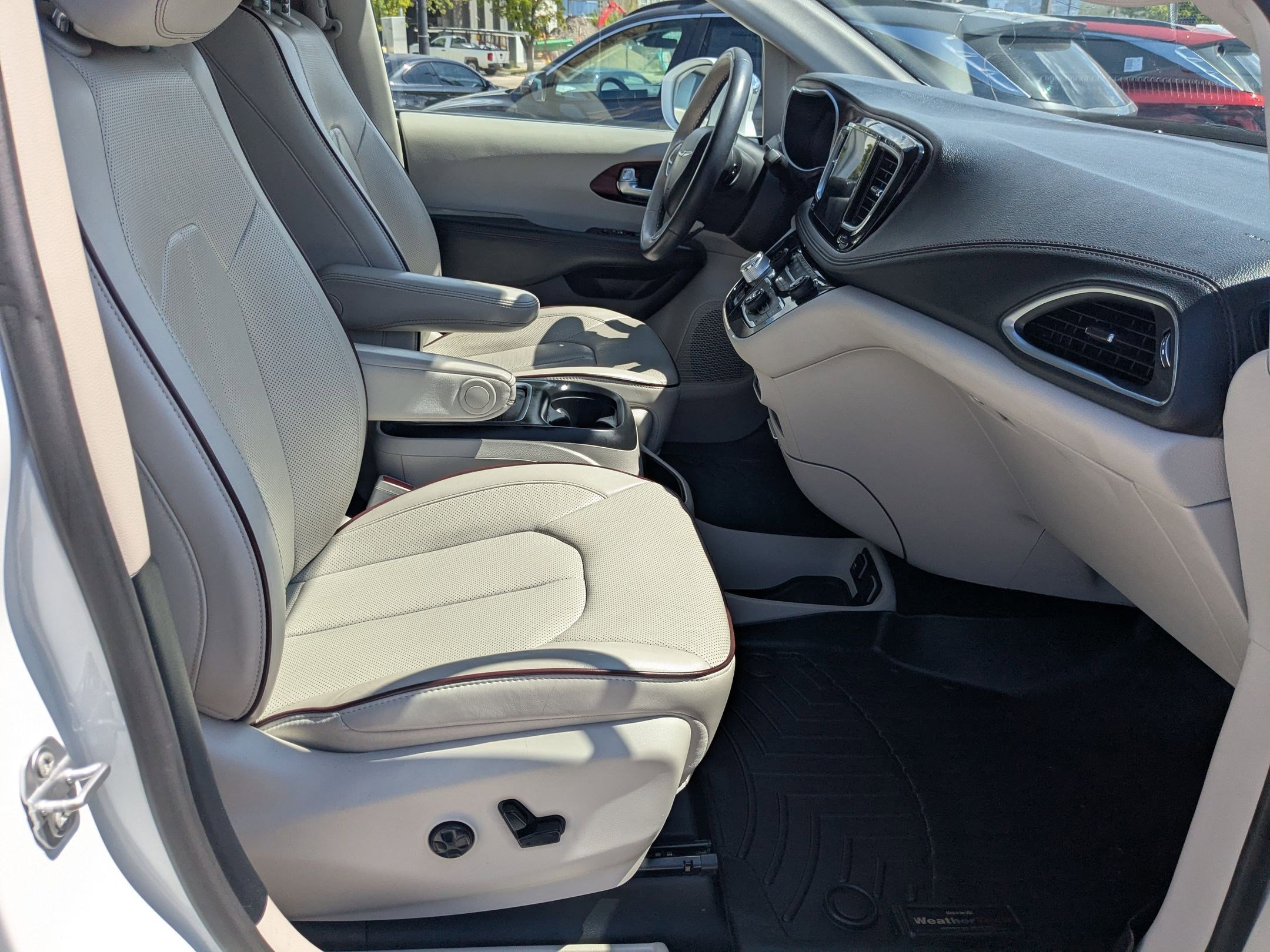 Used 2020 Chrysler Pacifica Limited w/ Advanced Safetytec Group FWD image 31