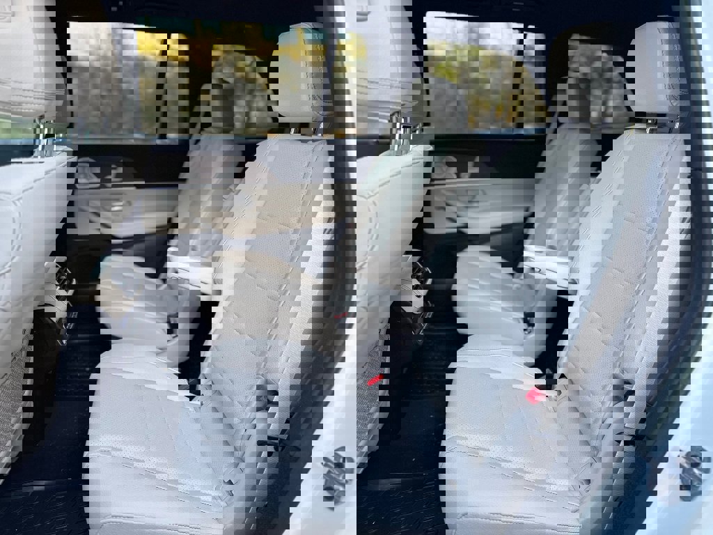 Used 2025 Mercedes-Benz GLS 450 4MATIC image 24