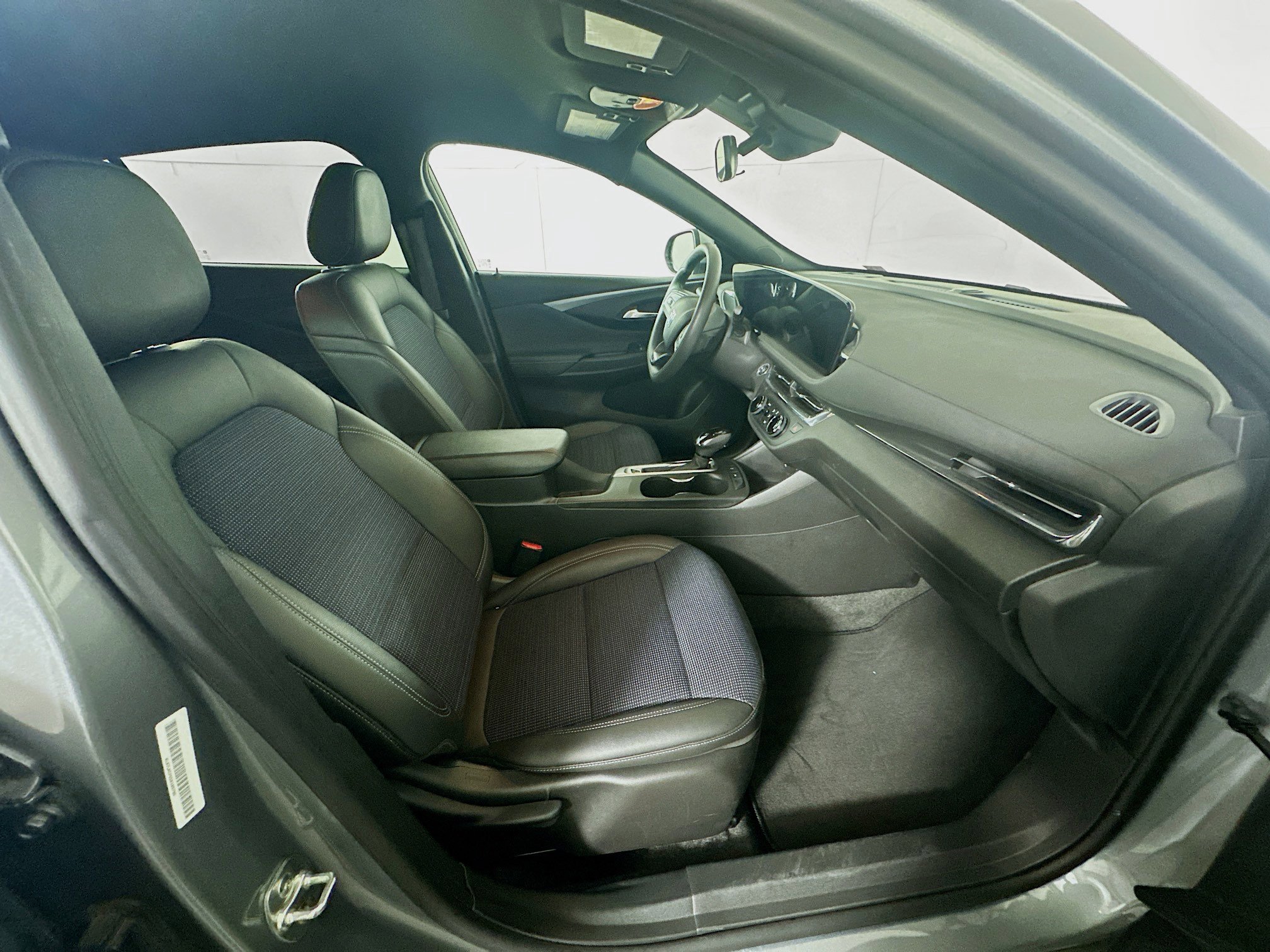 Used 2025 Buick Envista Preferred image 30