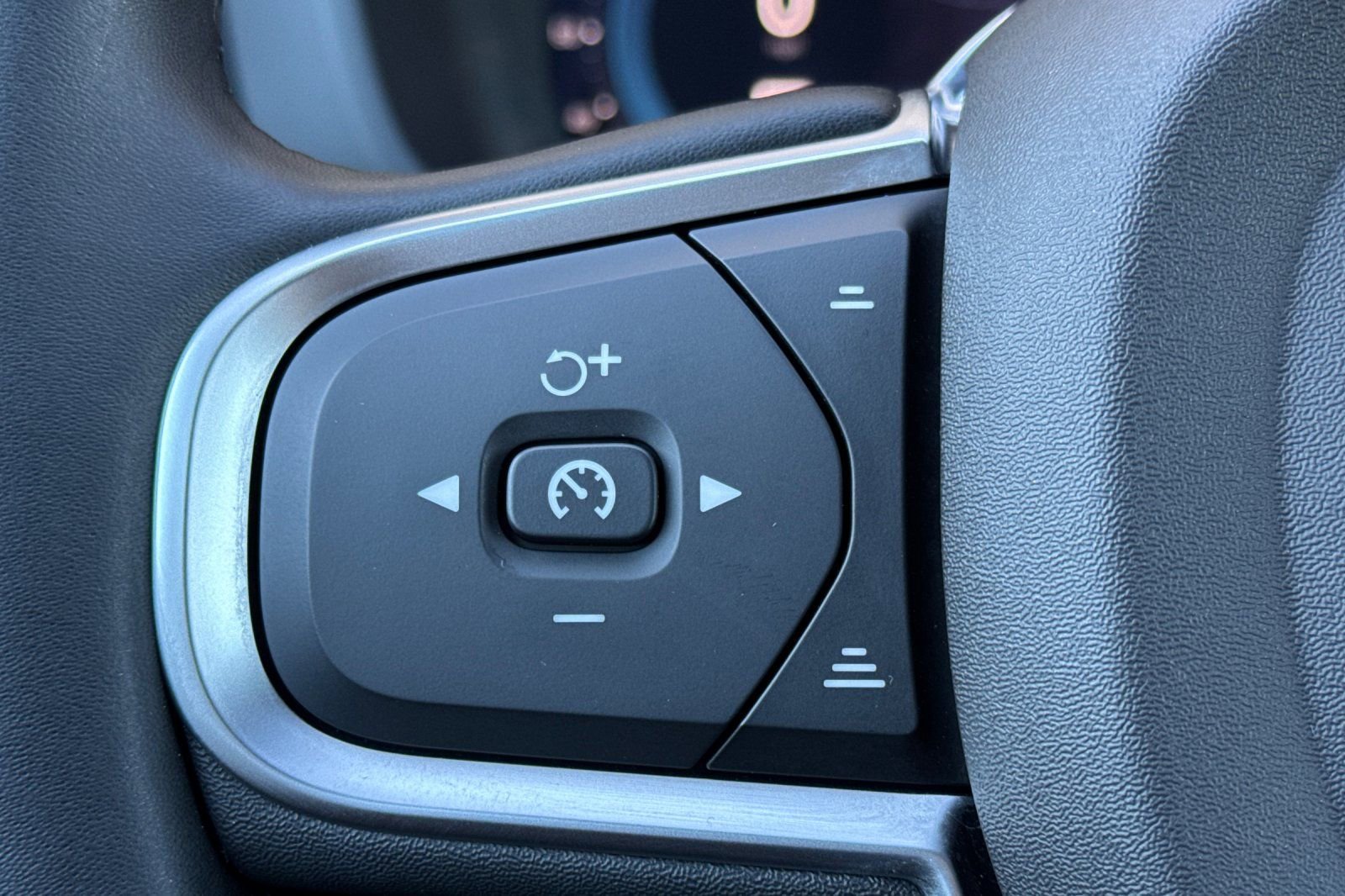 Used 2025 Volvo XC60 B5 Core w/ Protection Package Premier image 27