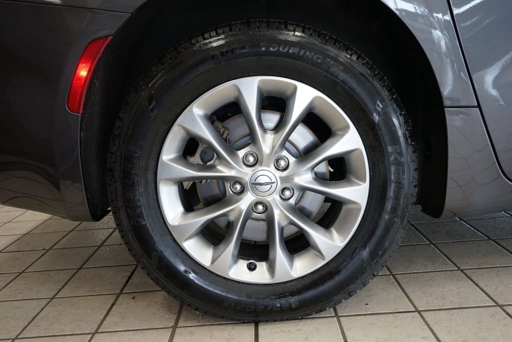Used 2023 Chrysler Pacifica Touring-L AWD/4WD image 58