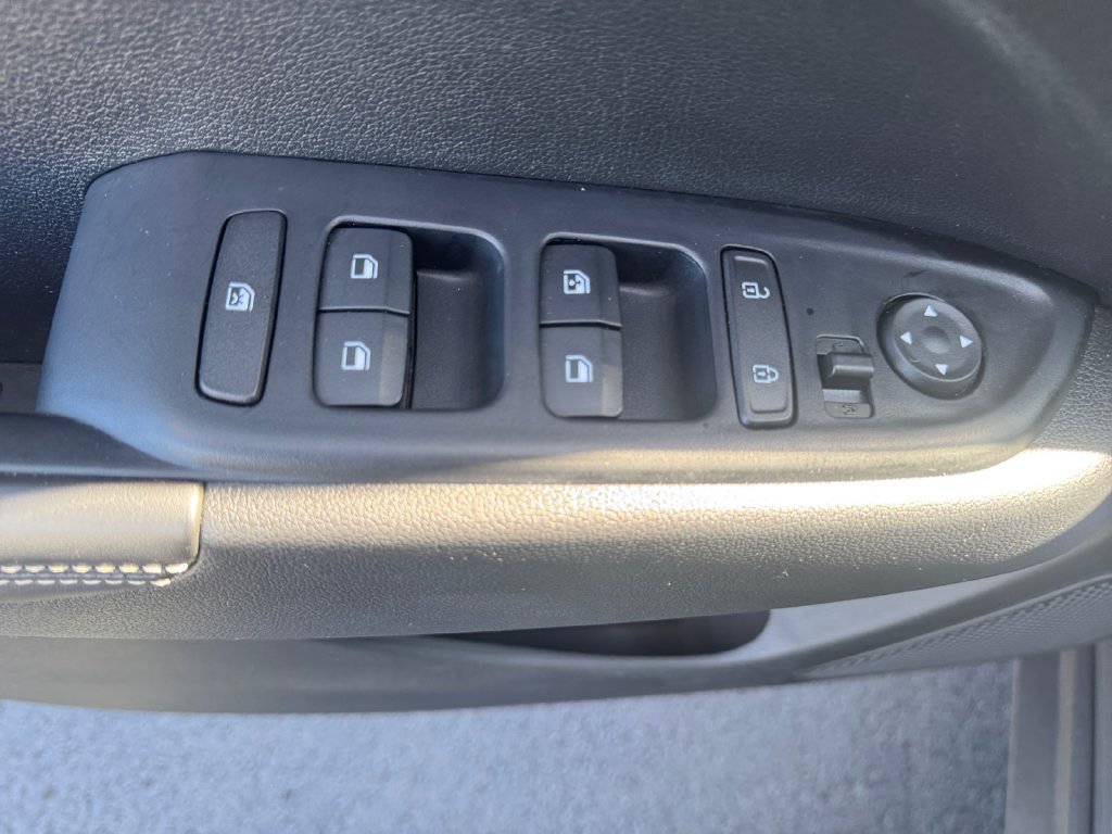 Used 2025 Hyundai Venue Limited FWD image 17