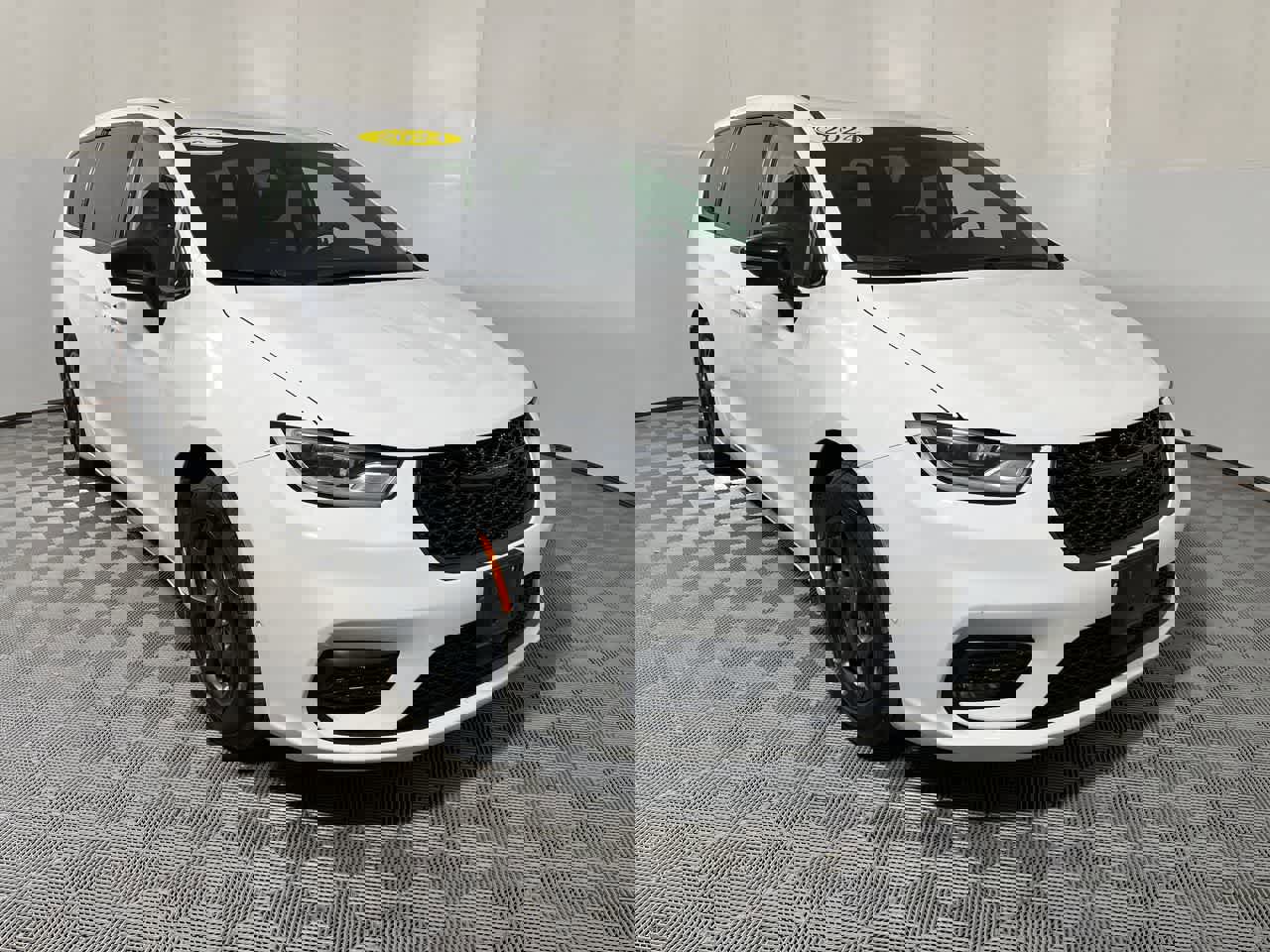 Used 2024 Chrysler Pacifica Limited image 2