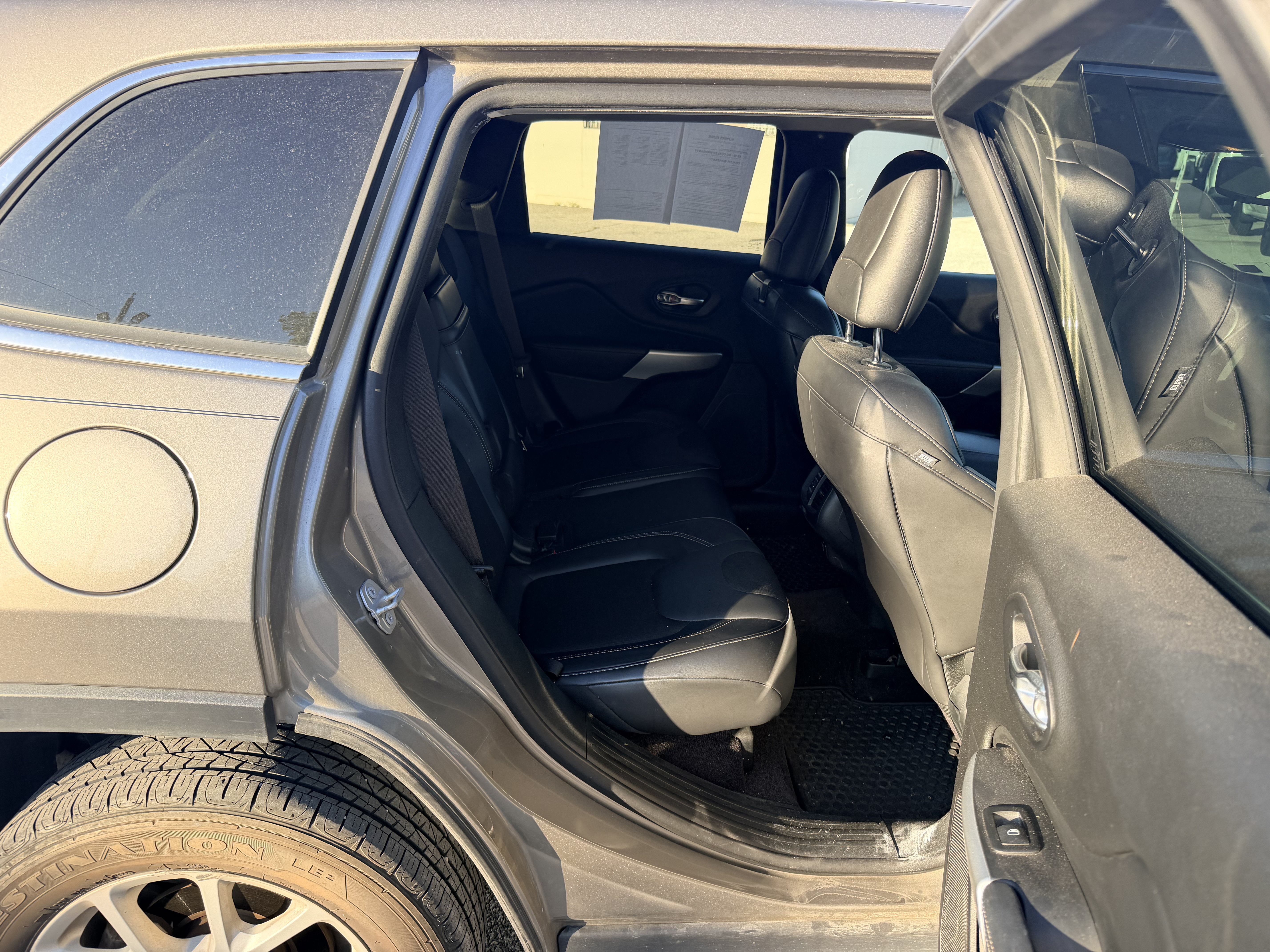 Used 2018 Jeep Cherokee Latitude Plus w/ Cold Weather Group FWD image 9