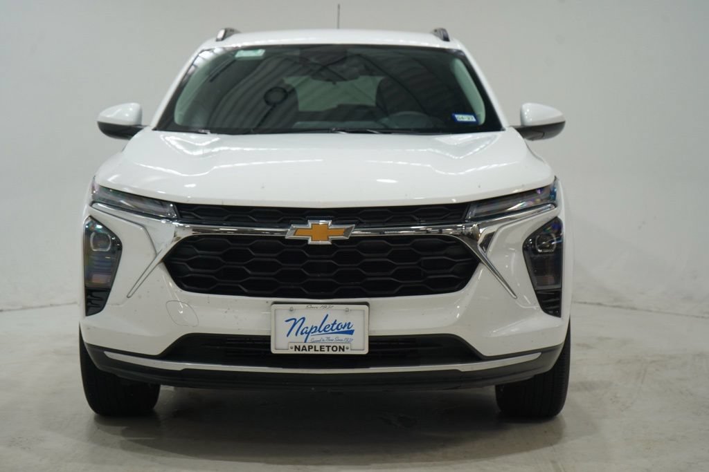 Used 2025 Chevrolet Trax LT FWD image 2