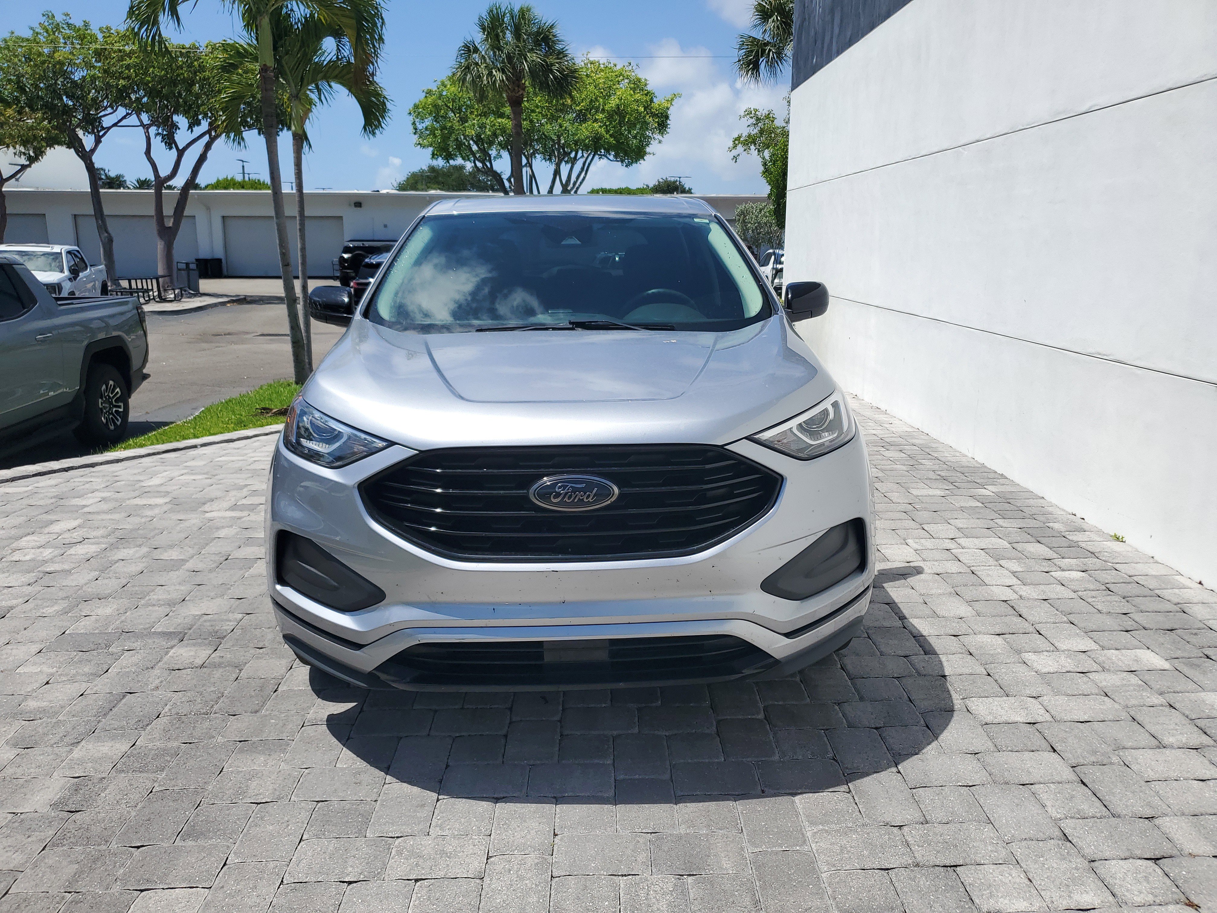Used 2022 Ford Edge SE w/ Black Appearance Package AWD/4WD image 2
