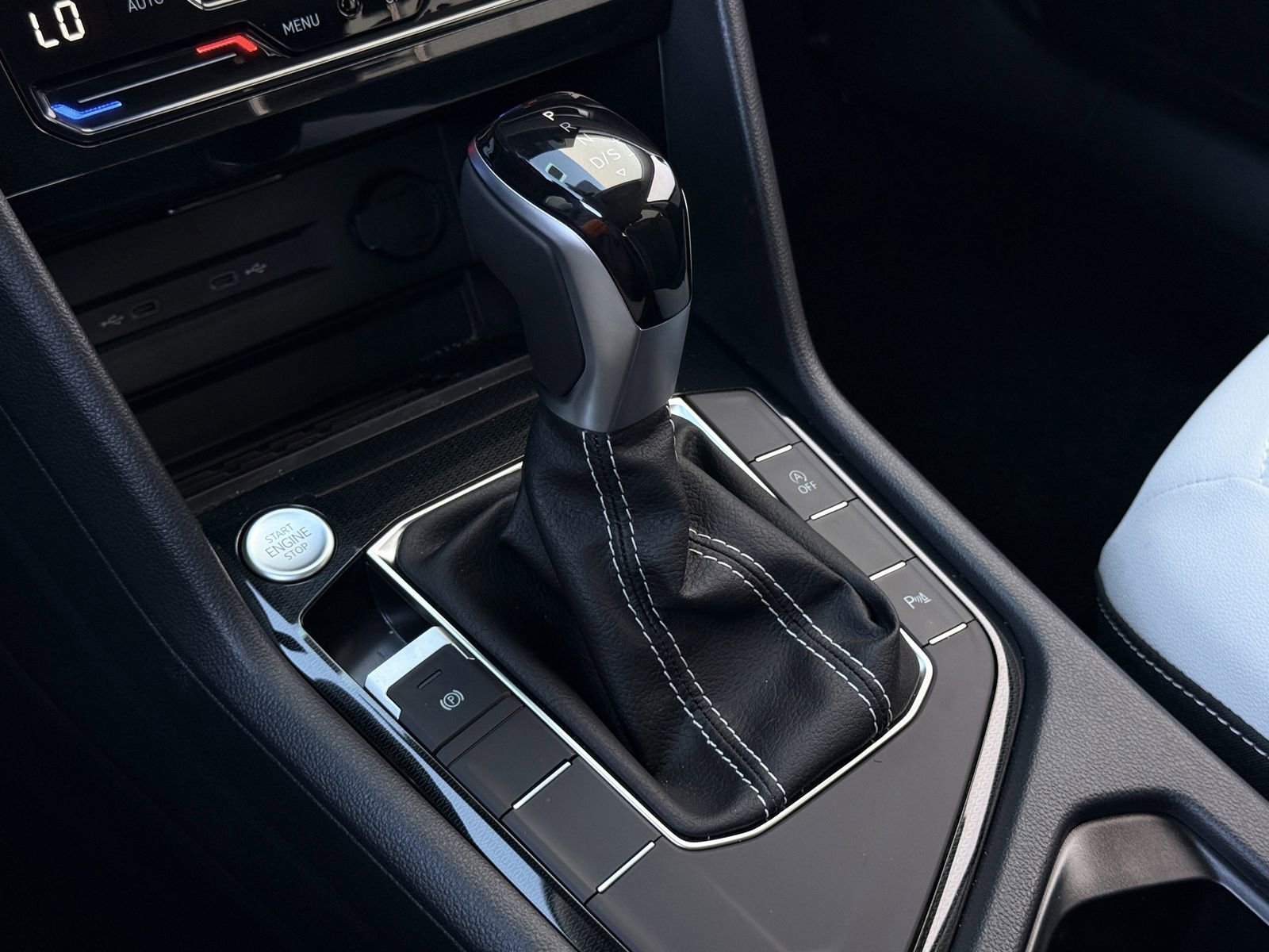 Used 2025 Volkswagen Taos SE image 17