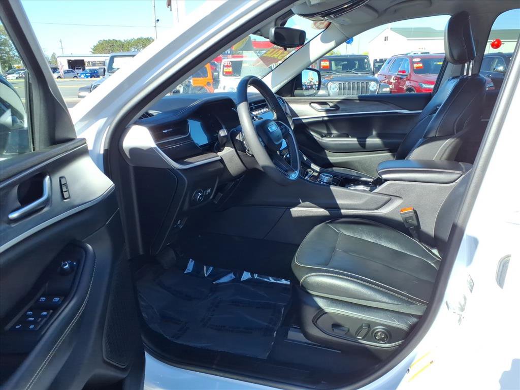 Used 2023 Jeep Grand Cherokee Limited image 10