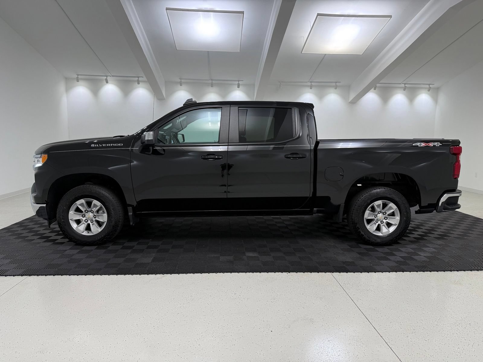 Used 2023 Chevrolet Silverado 1500 LT AWD/4WD image 4