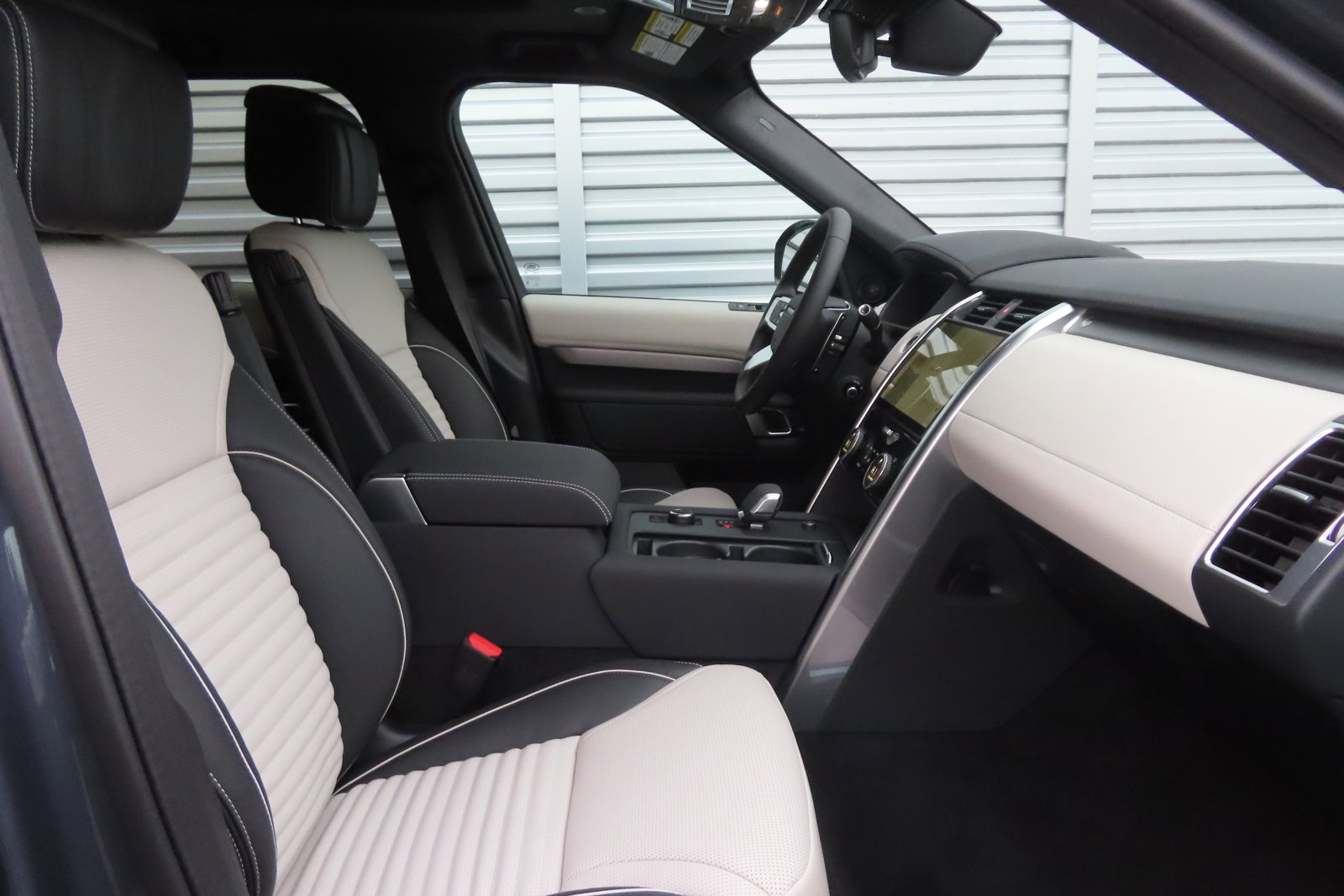 New 2024 Land Rover Discovery Dynamic SE image 3