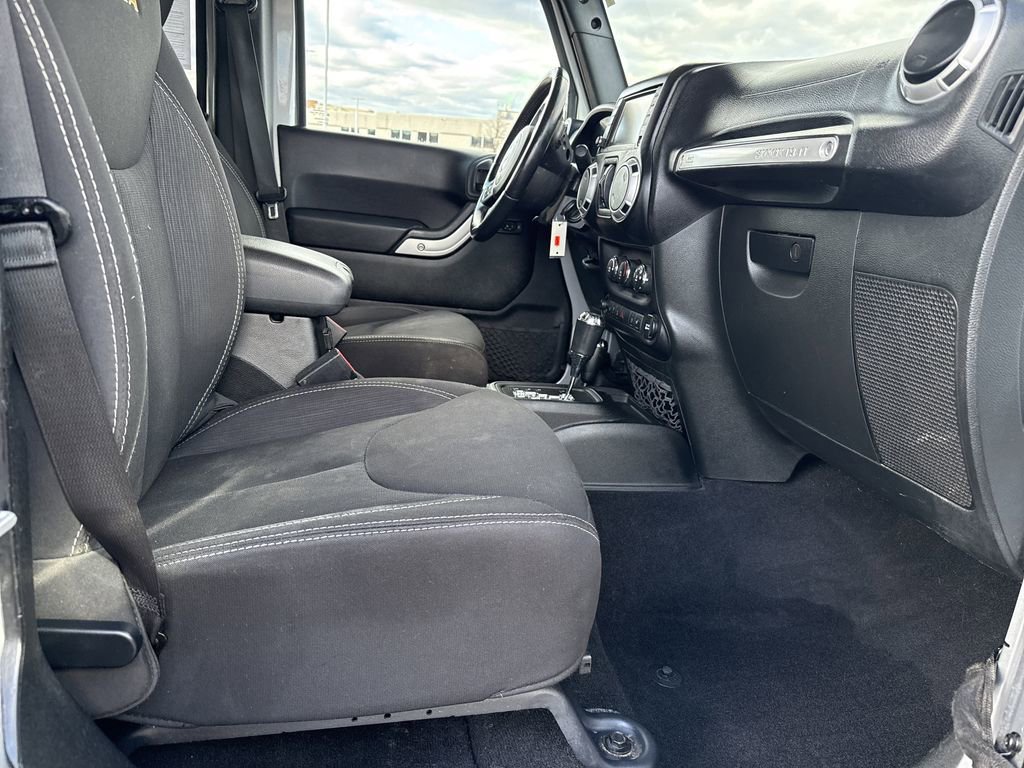 Used 2014 Jeep Wrangler Unlimited Sahara w/ Connectivity Group AWD/4WD image 12