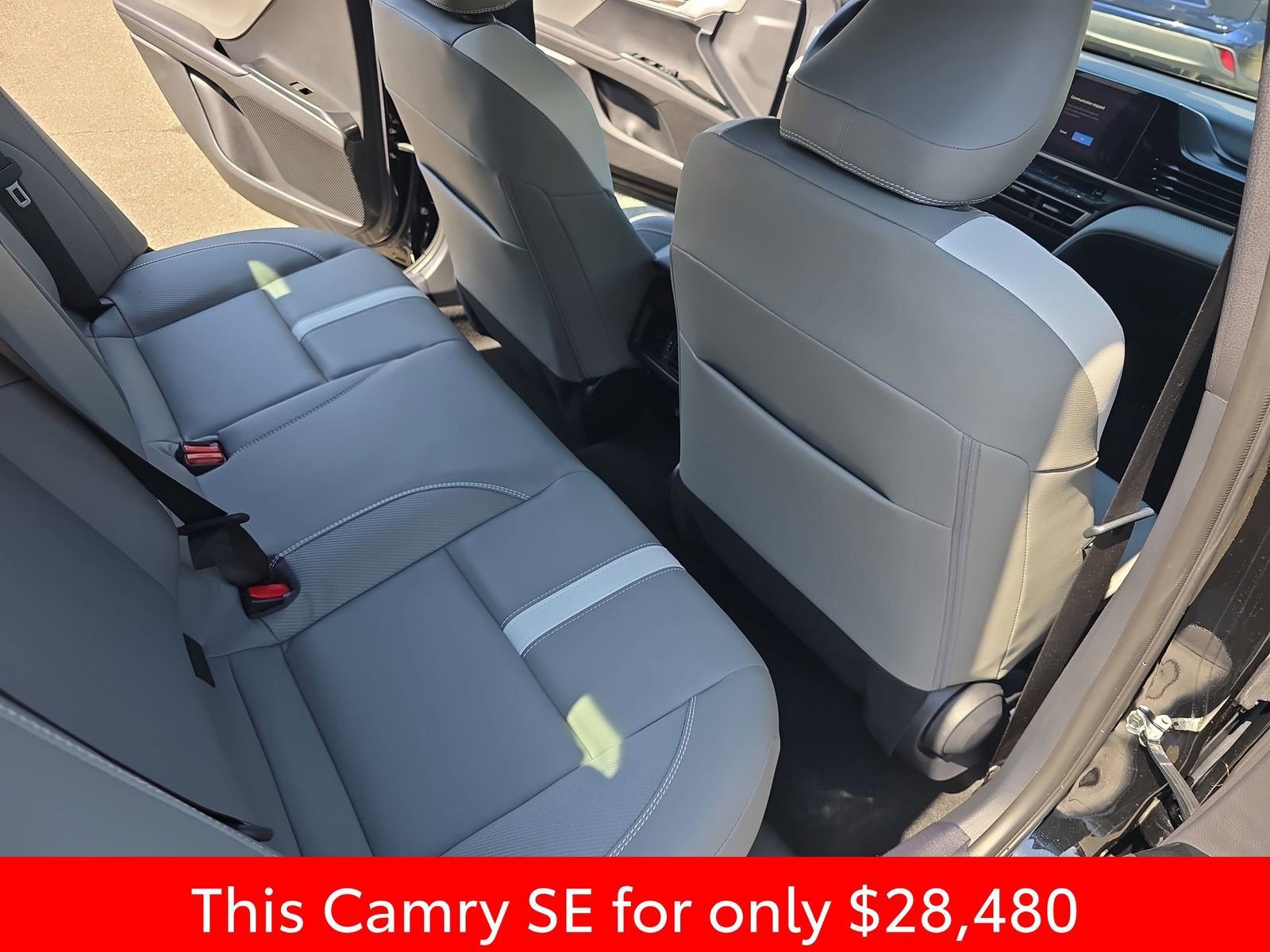 Used 2025 Toyota Camry SE w/ Convenience Package image 18