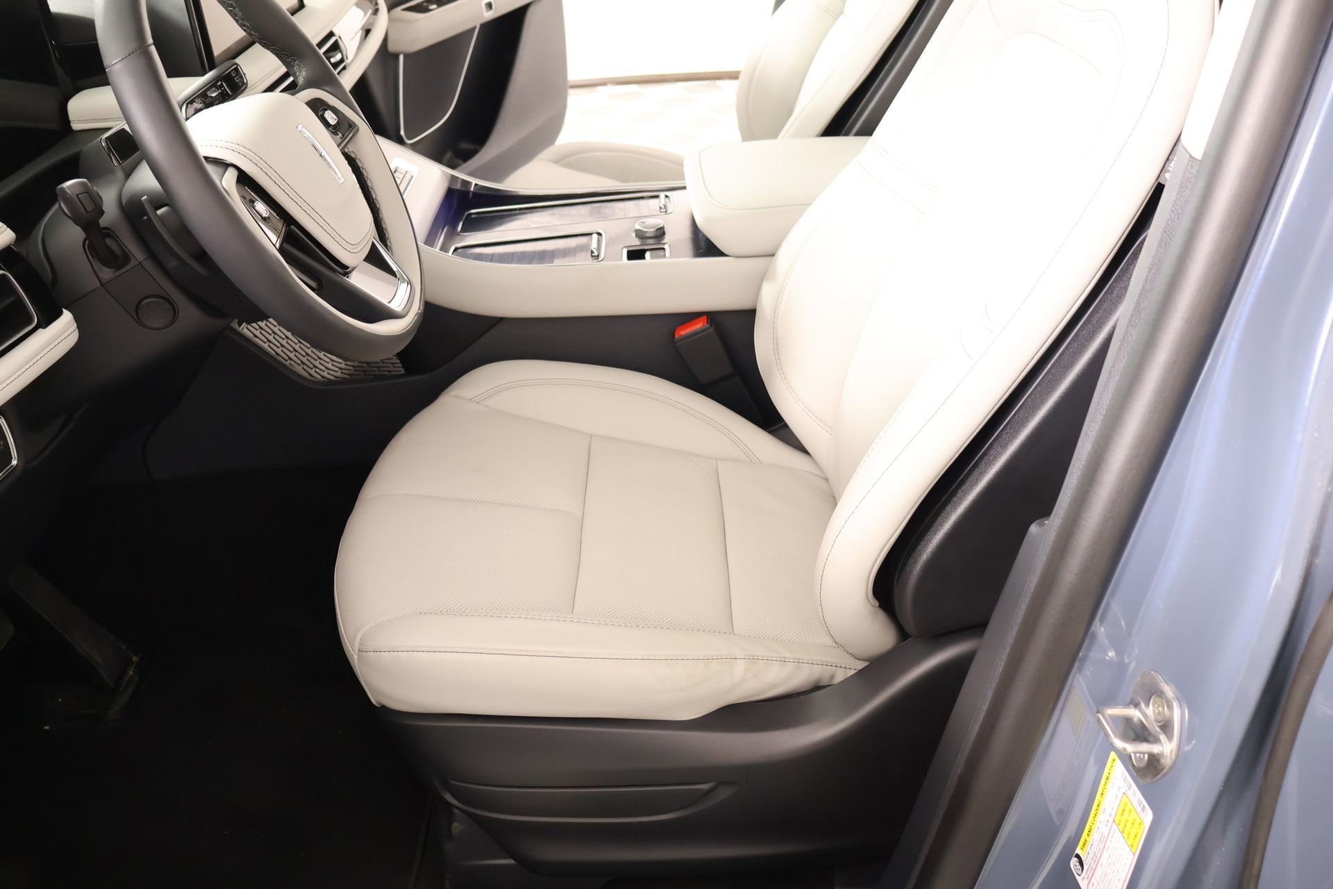 New 2026 Lincoln Aviator Reserve w/ Jet Appearance Package AWD/4WD image 10