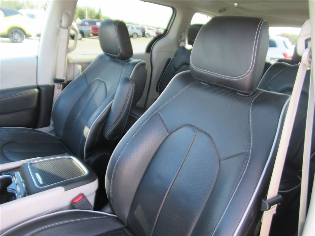 Used 2024 Chrysler Pacifica Limited image 16