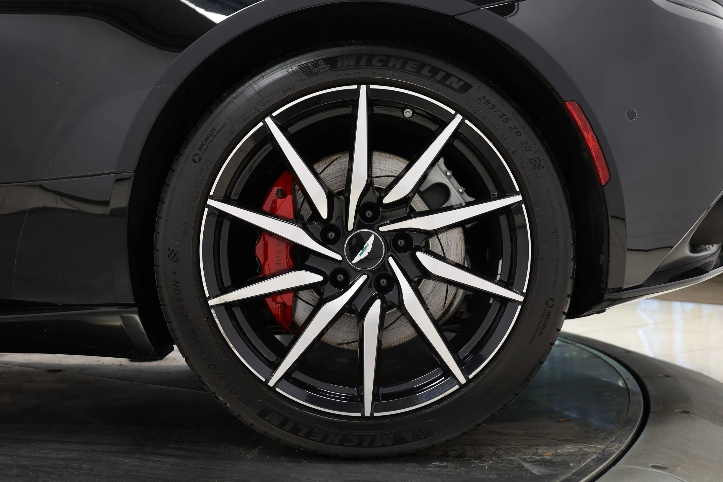 Used 2018 Aston Martin DB11 V12 image 87