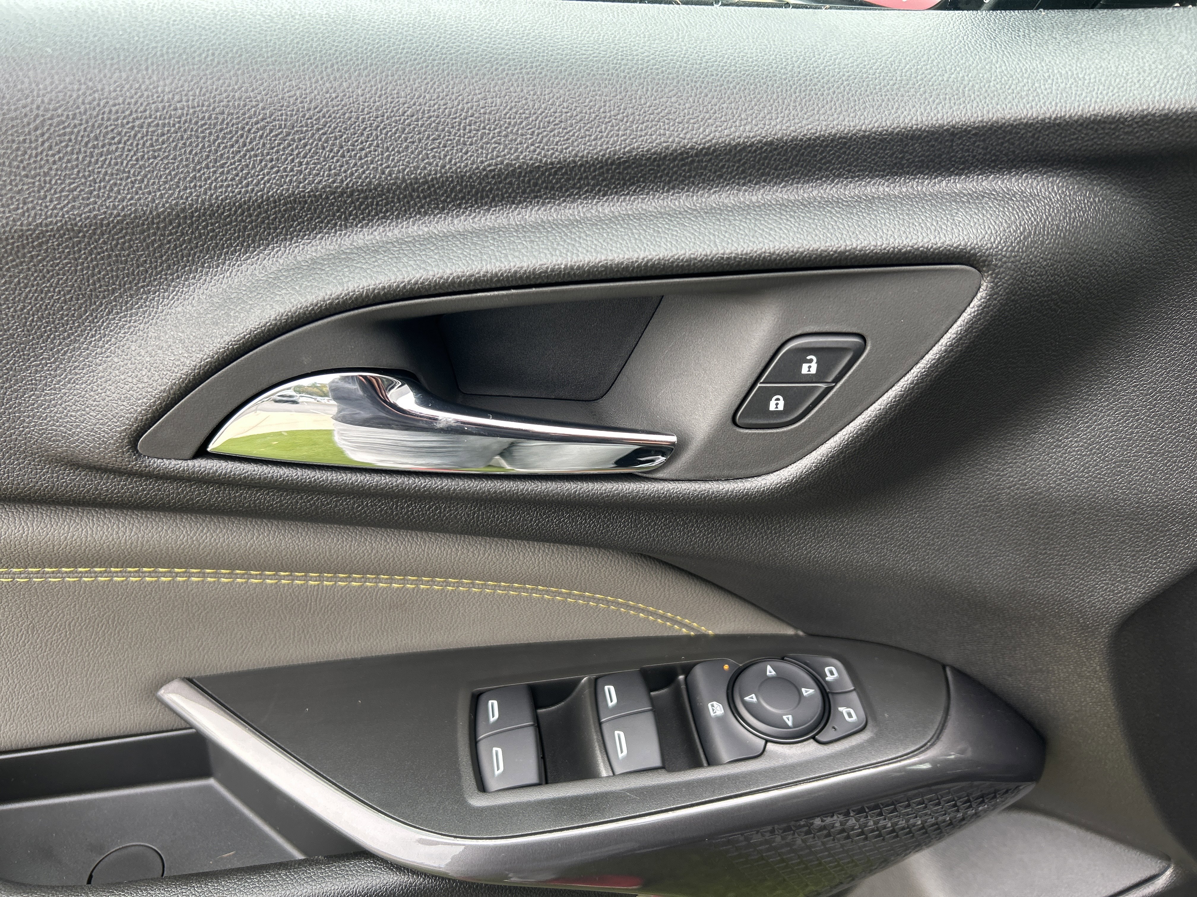 New 2025 Chevrolet Trax ACTIV w/ Sunroof Package image 11