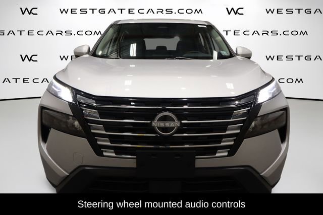 Used 2024 Nissan Rogue SV image 4