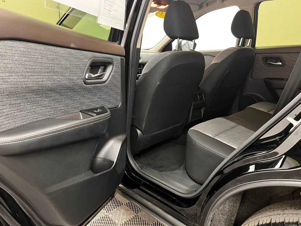 Used 2023 Nissan Rogue SV image 29