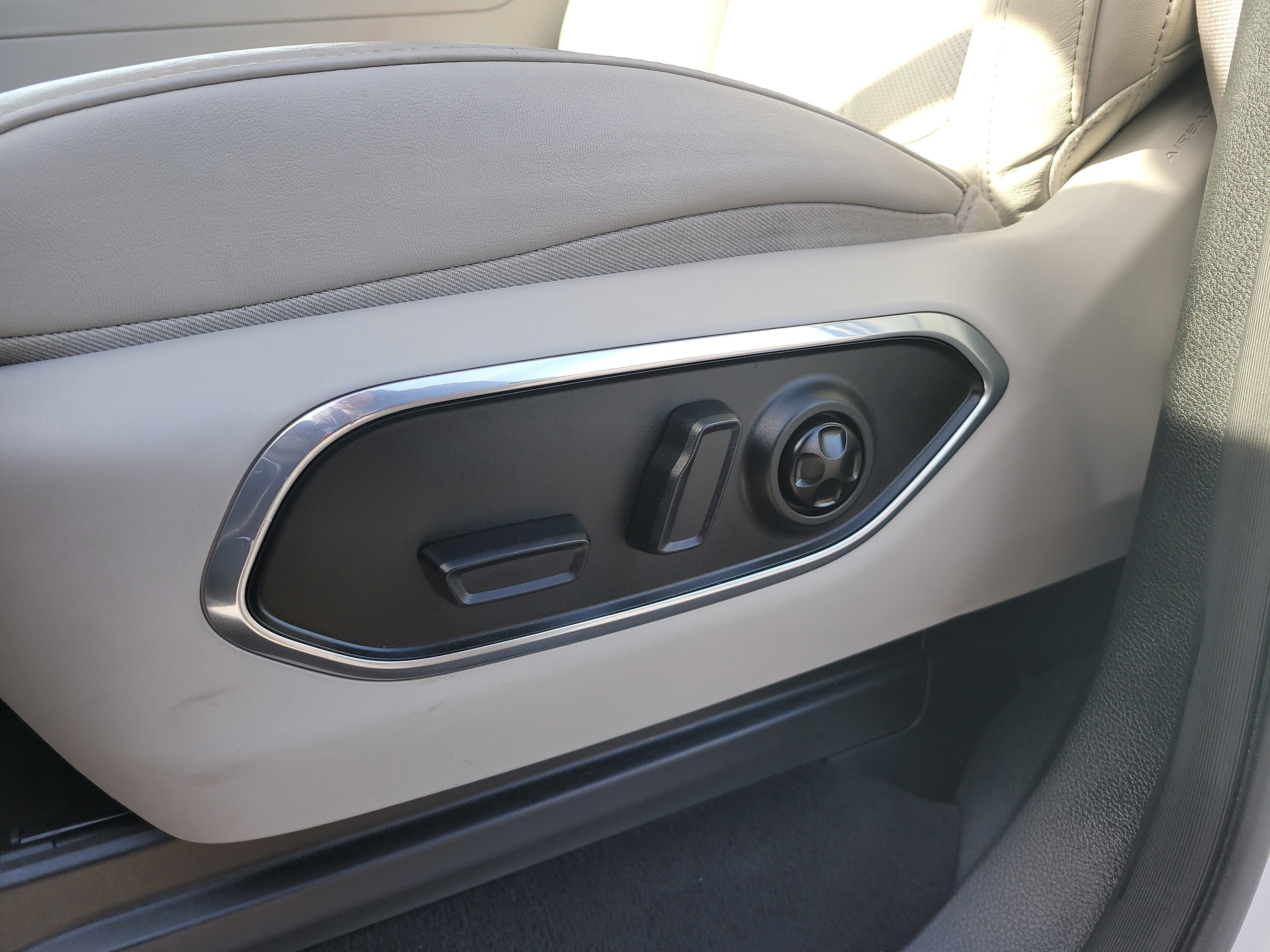 Used 2024 Jeep Wagoneer L Series II w/ Flexible Seating Group image 19