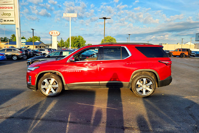 Used 2022 Chevrolet Traverse LT w/ LT Premium Package AWD/4WD image 4