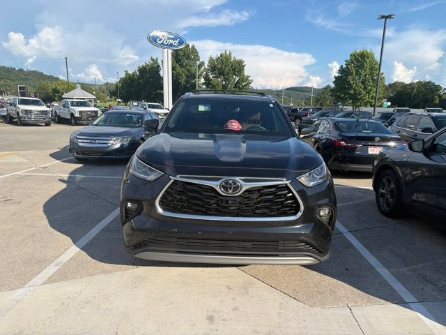 Used 2024 Toyota Highlander Platinum AWD/4WD image 3