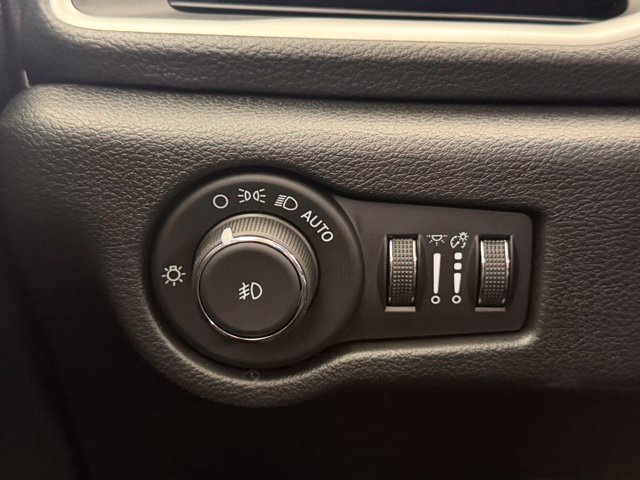 New 2026 Chrysler Pacifica Select AWD/4WD image 17