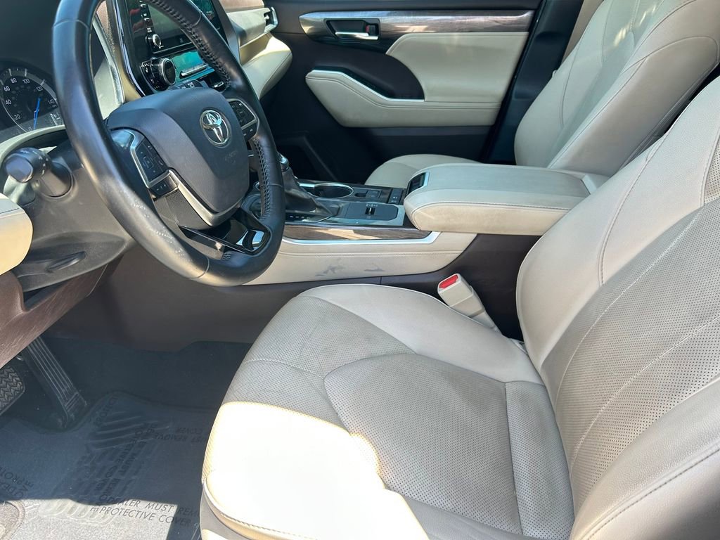 Used 2021 Toyota Highlander Limited FWD image 11
