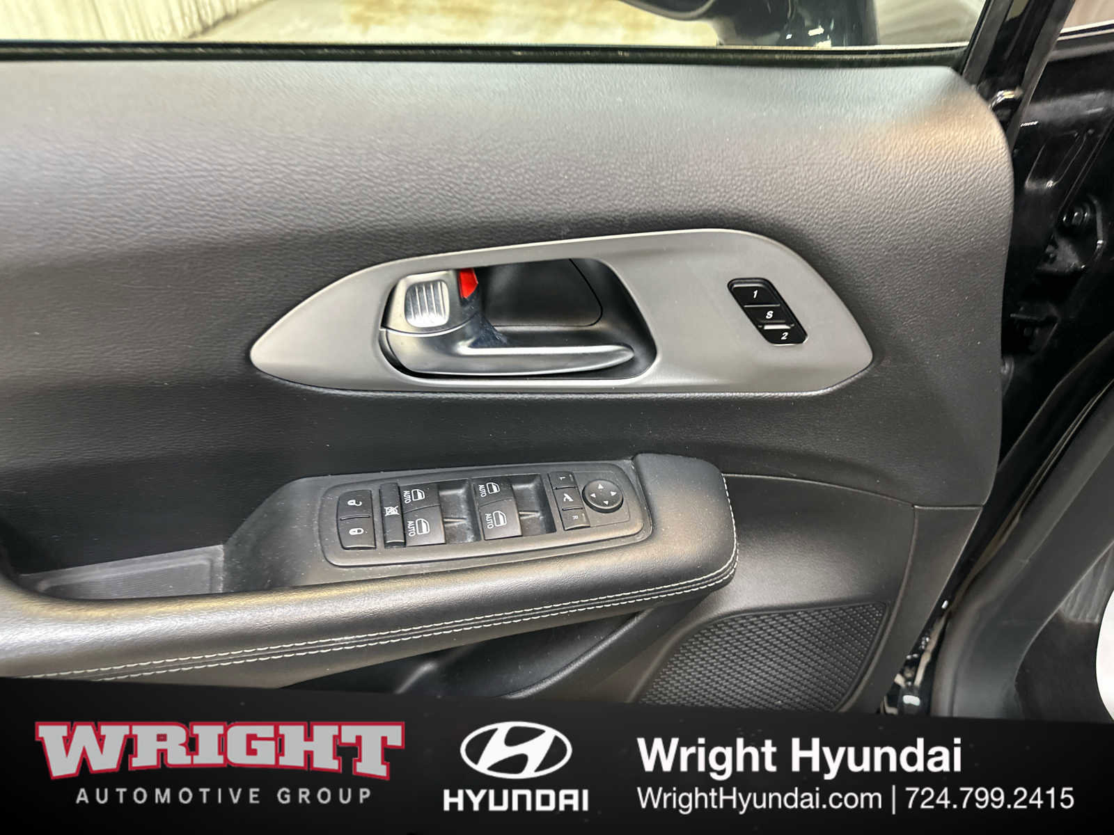 Used 2025 Chrysler Pacifica Limited image 10