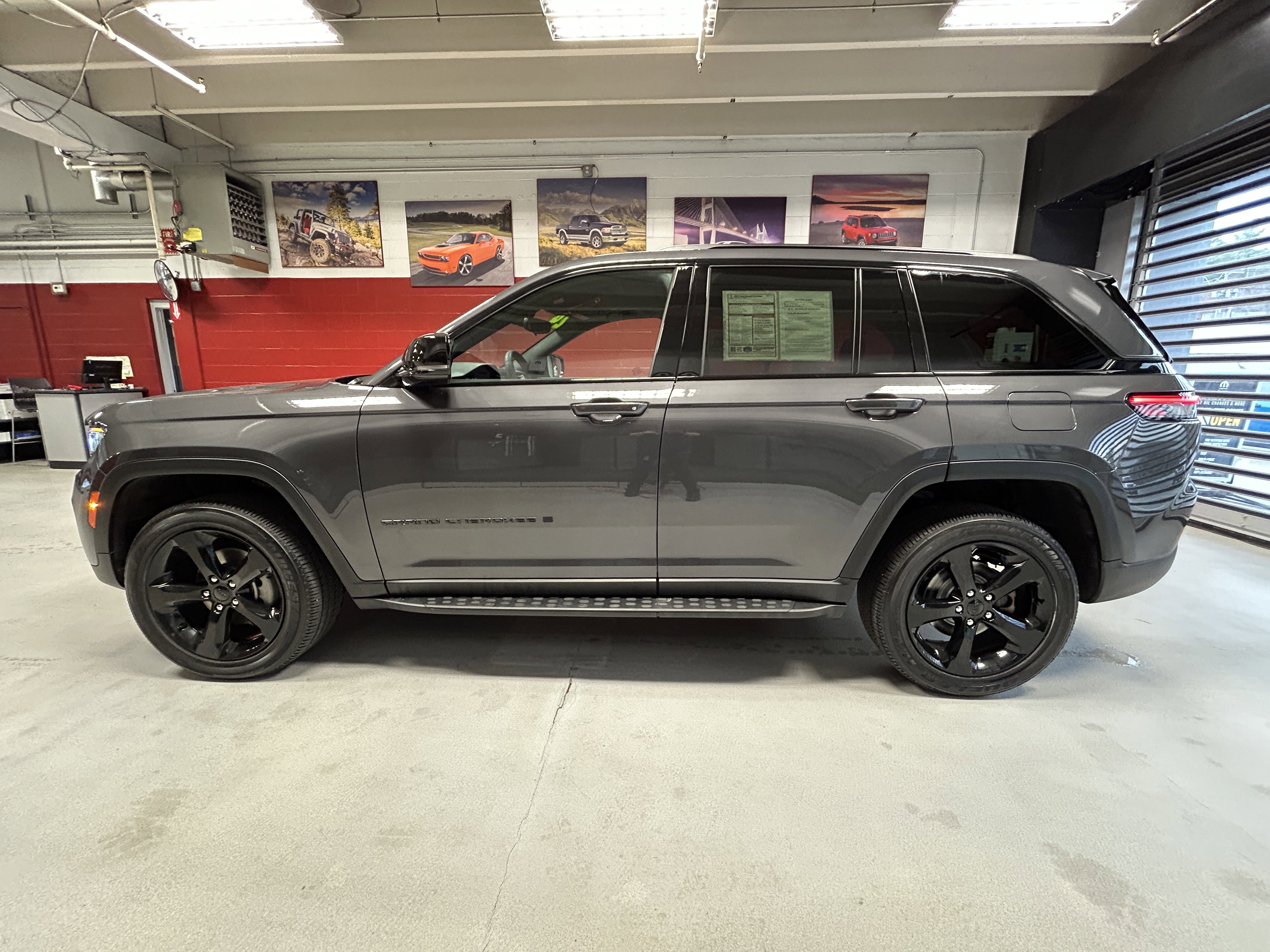 Certified 2024 Jeep Grand Cherokee Altitude AWD/4WD image 2