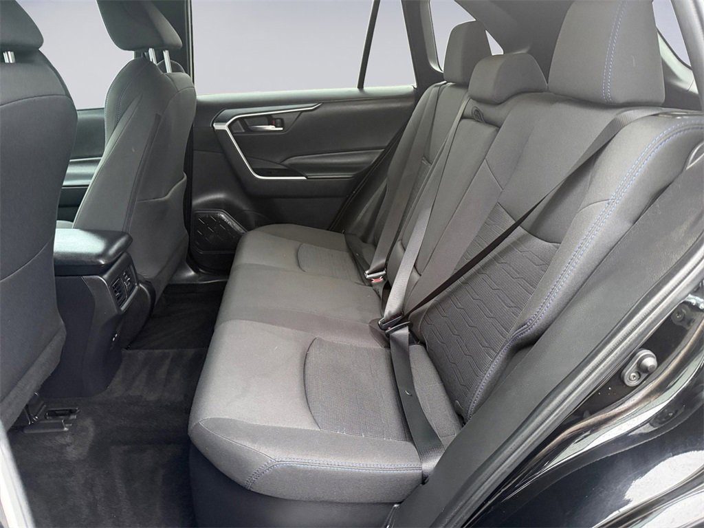 Used 2022 Toyota RAV4 SE image 16