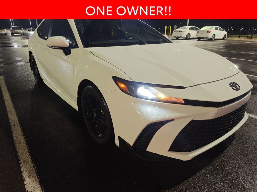 Used 2025 Toyota Camry SE image 3